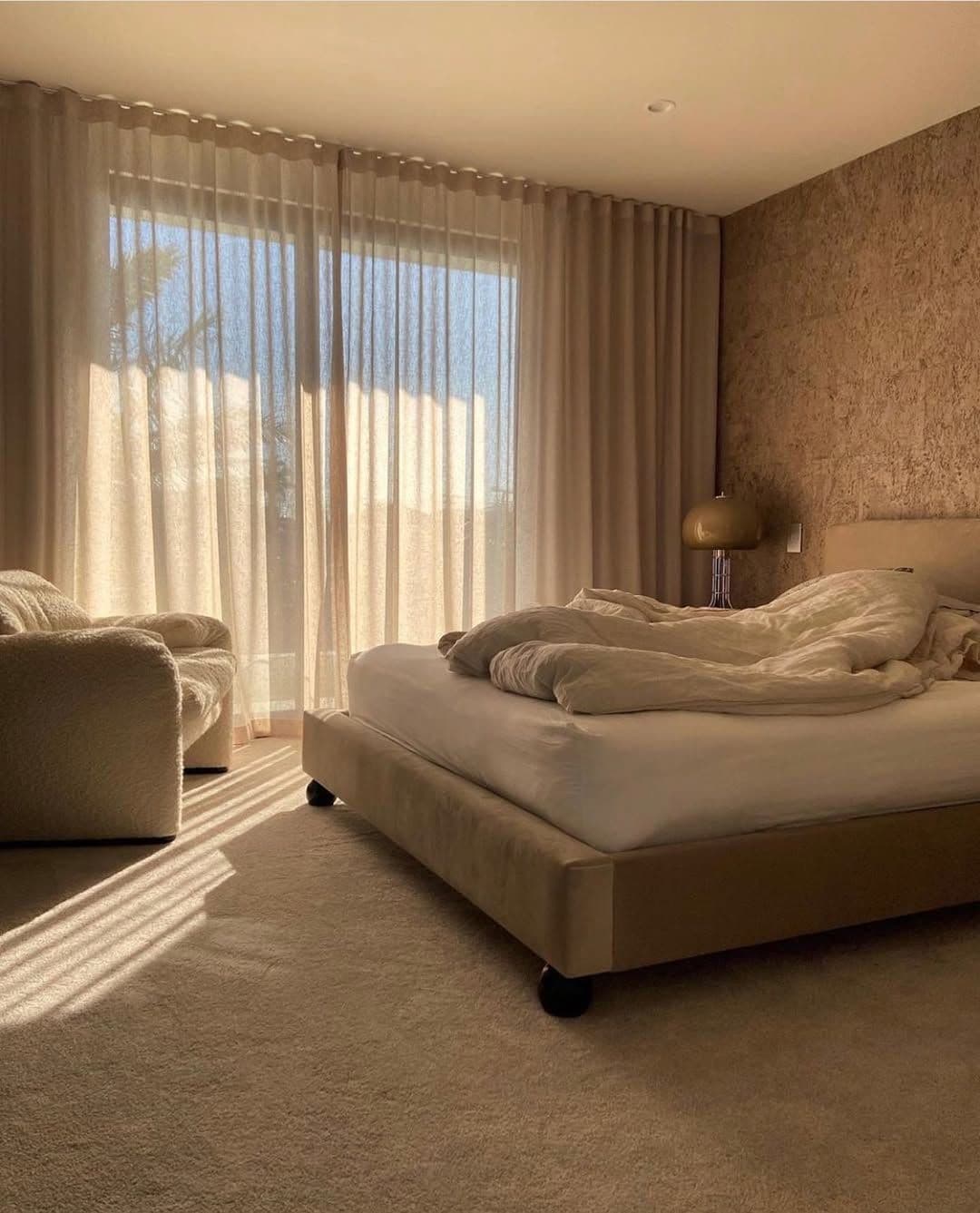 lit IKEA minimaliste avec pieds noirs dans une chambre neutre et lumineuse