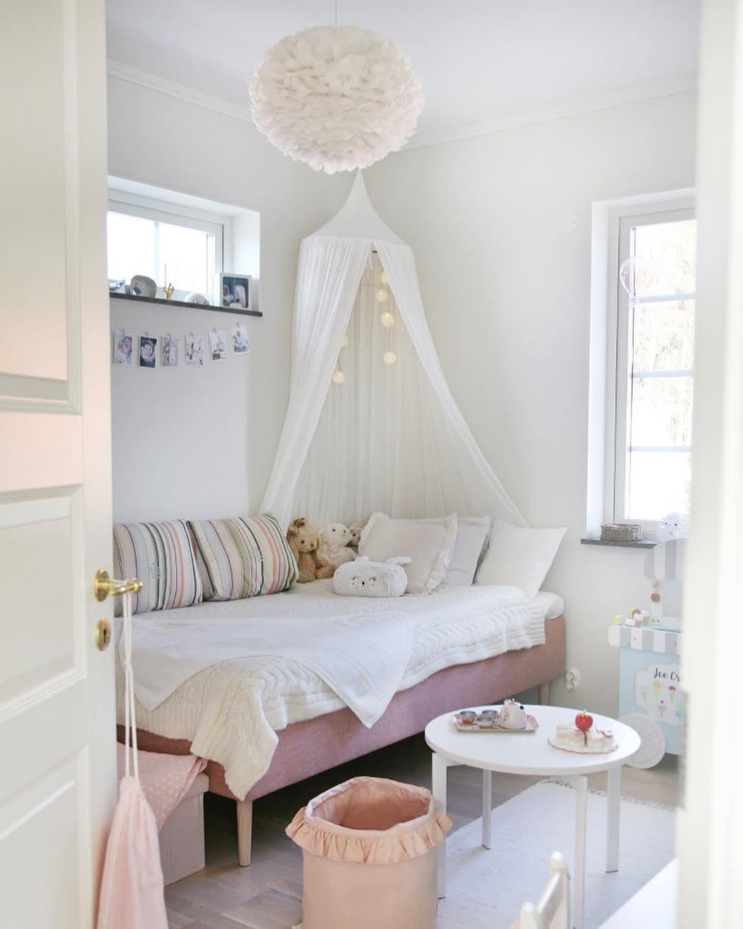 chambre enfant avec lit IKEA et pieds clairs créant une ambiance douce et cosy