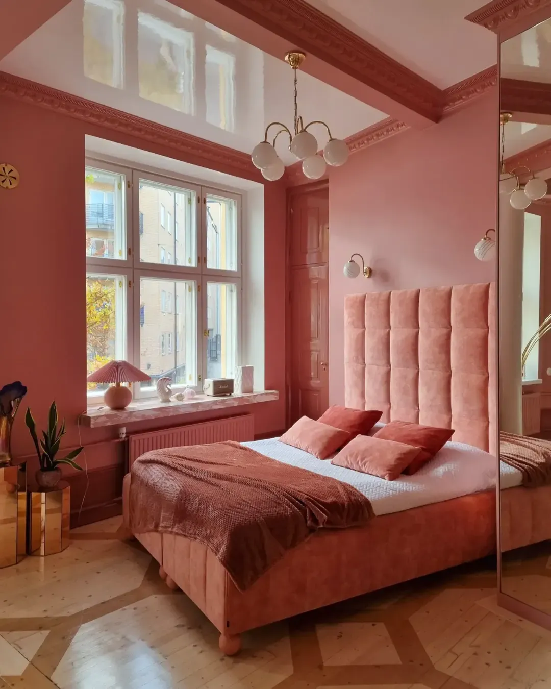 chambre colorée avec lit IKEA et pieds peints pour un rendu audacieux