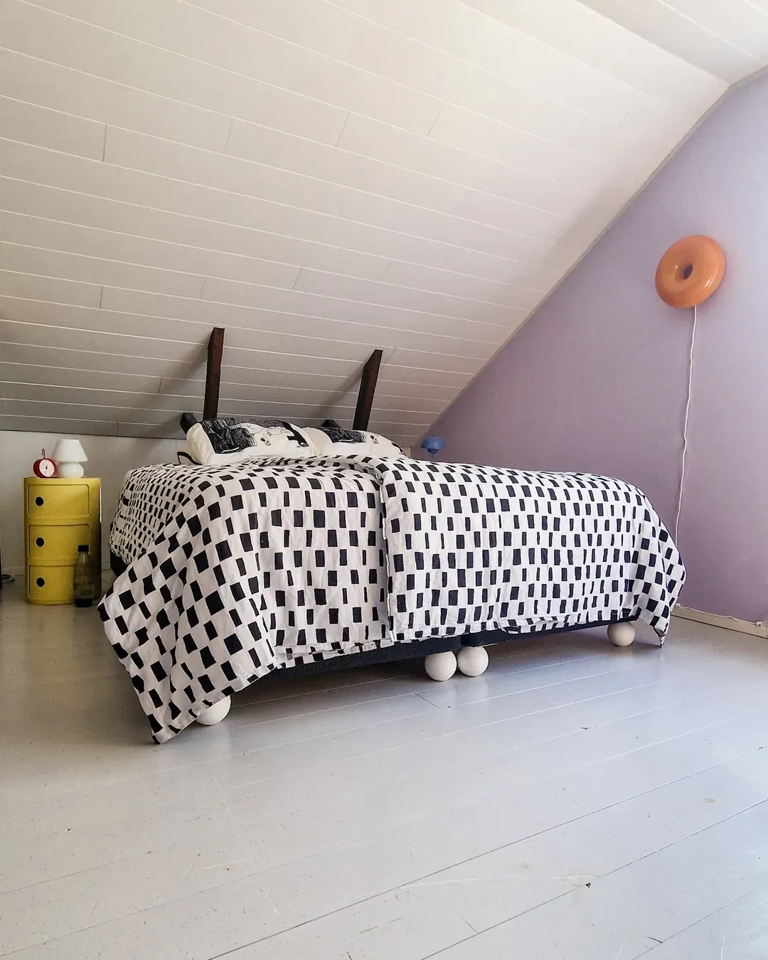 lit IKEA avec pieds boule dans une chambre ludique et créative