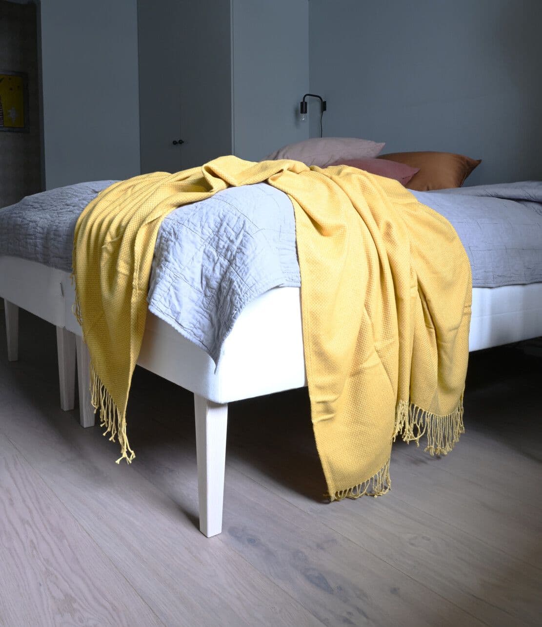 IKEA säng-hack med Prettypegs sängben
