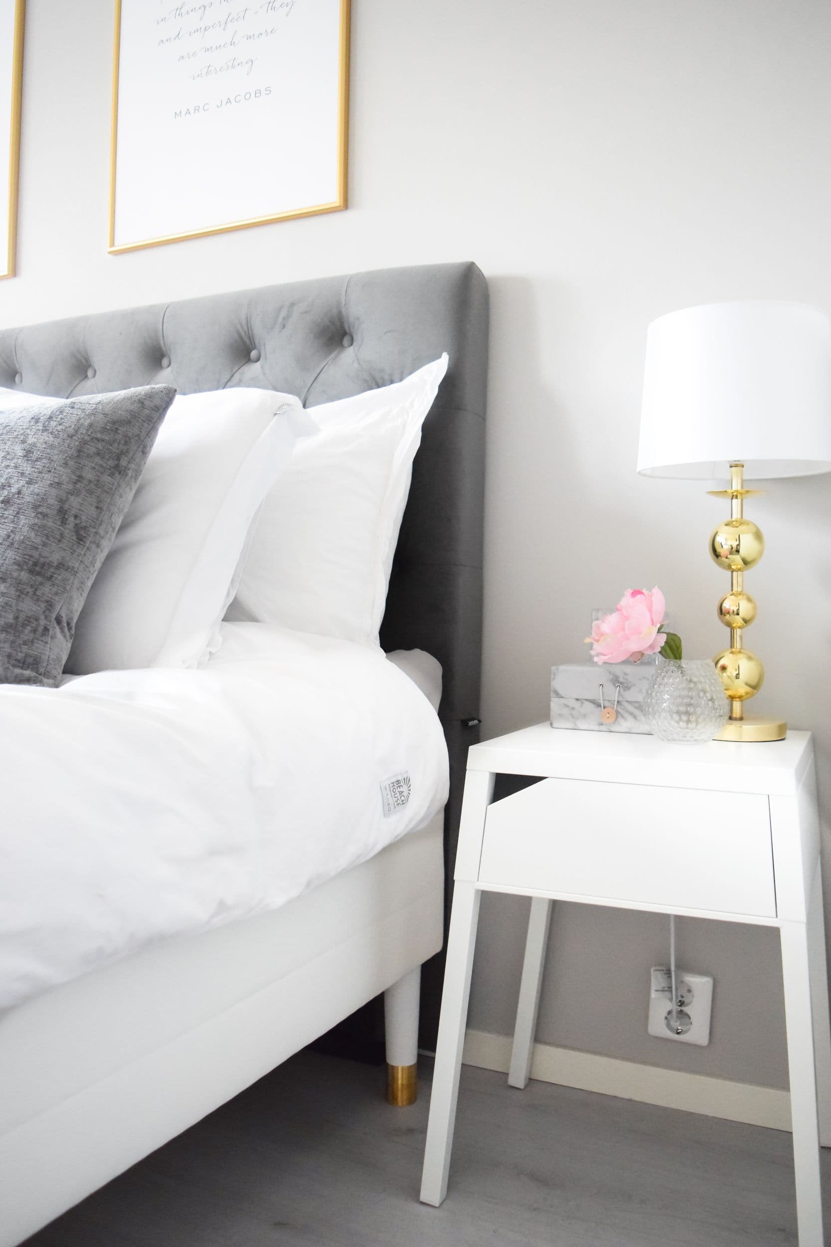 hack de lit IKEA avec pieds en métal doré pour une ambiance minimaliste et luxueuse