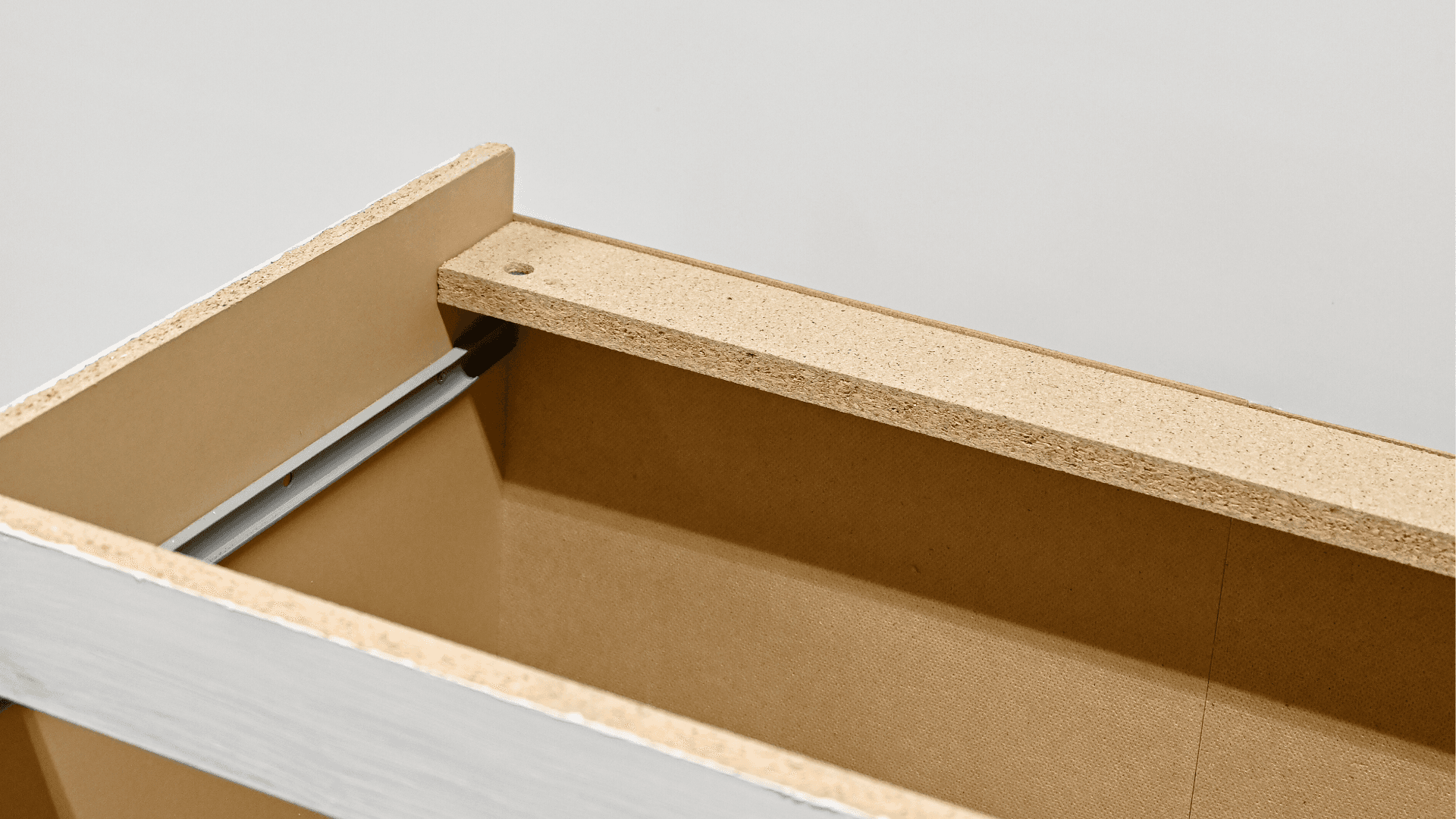 Unterseite einer IKEA MALM Kommode ohne Unterstützung, die zeigt, warum Beine nicht direkt montiert werden können