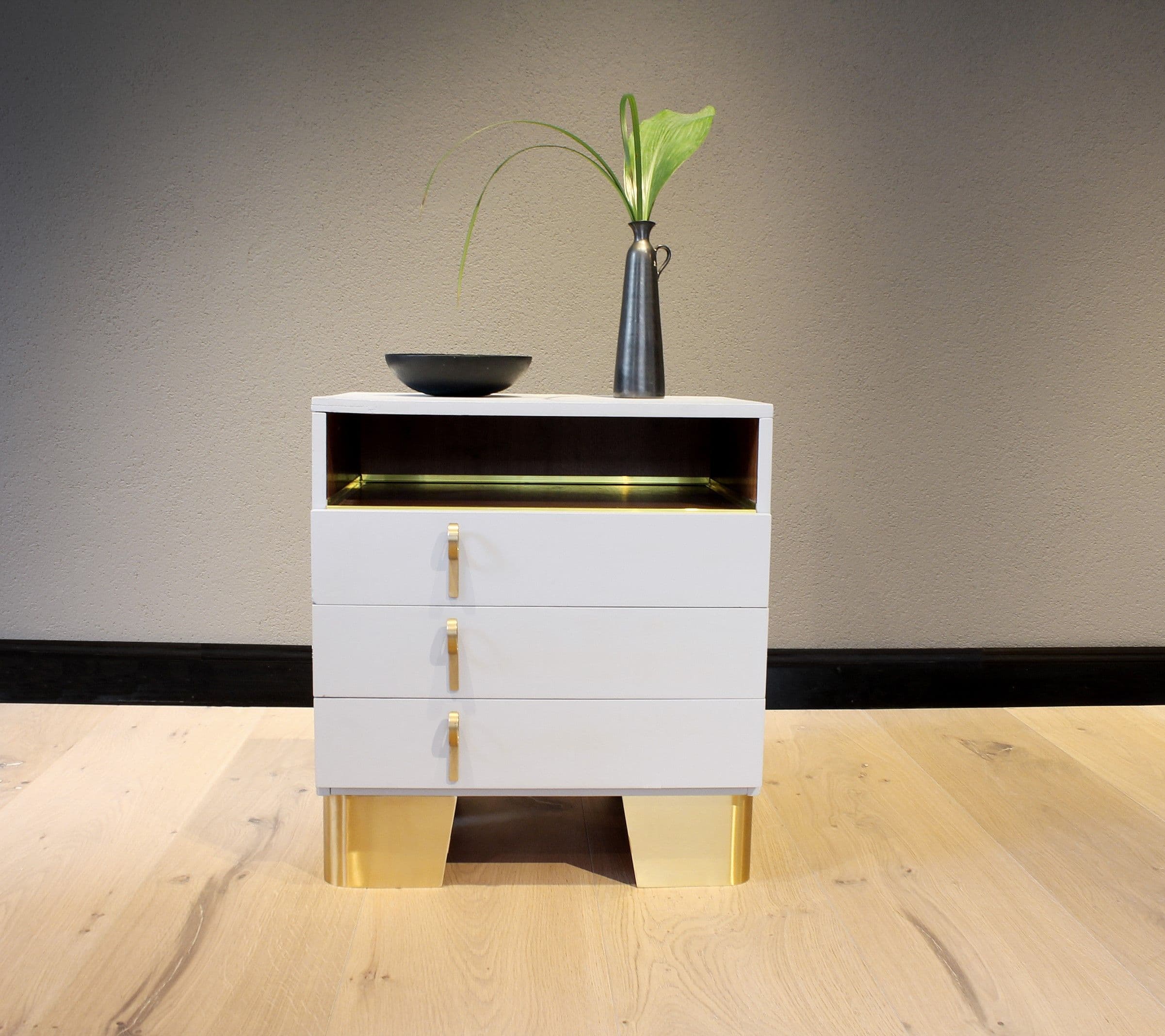 Chest of drawers with a twist