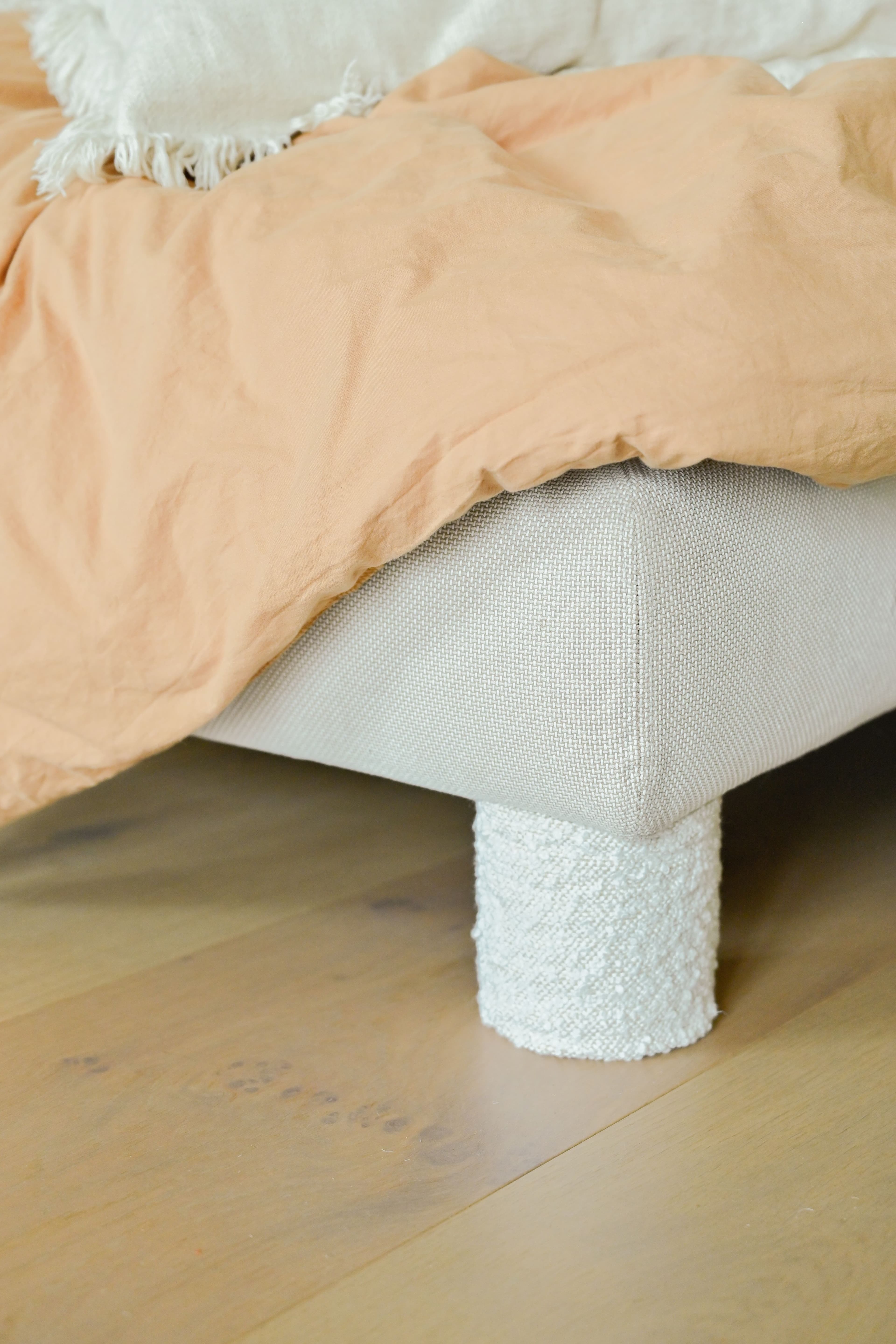 lit IKEA avec pieds en tissu créant une ambiance douce et chaleureuse